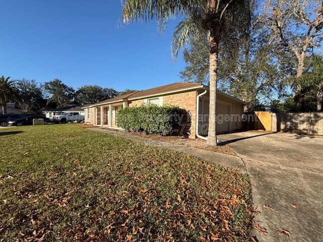 Building Photo - 12947 Tree Wy Ct N