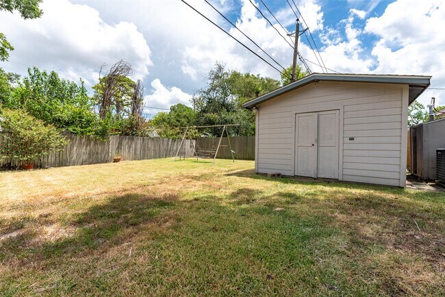 Building Photo - 3218 Crestdale Dr