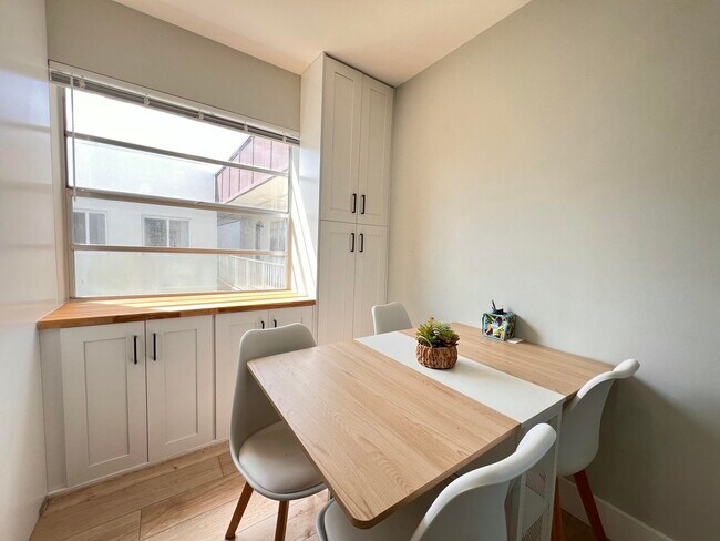 Building Photo - 698 Normandy Ln