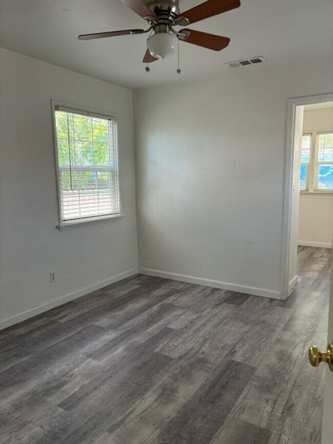 Building Photo - 821 Vine St