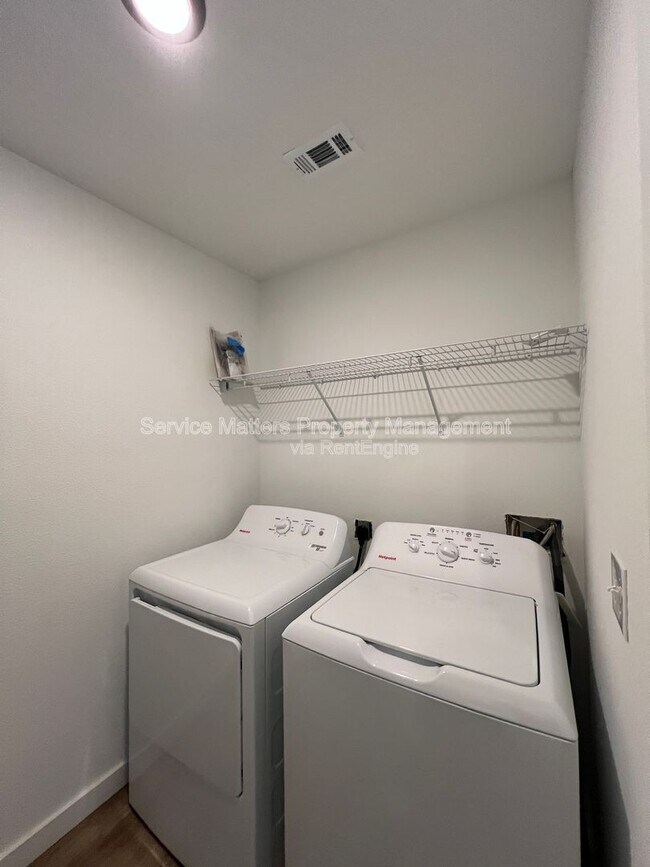 Building Photo - 3241 Damon Dr