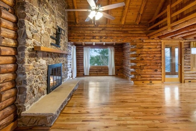 Building Photo - 118 Agape Wy