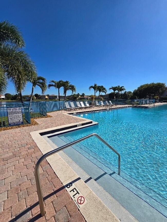 Building Photo - 1030 NE 41st Pl