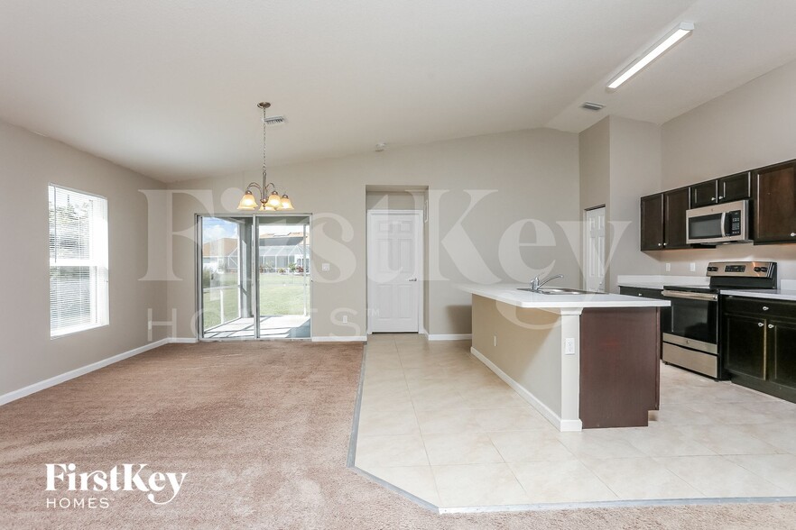 Building Photo - 461 SW Kestor Dr