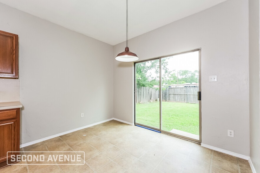 Building Photo - 6152 River Pointe Dr