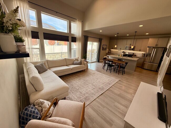 Building Photo - 9655 N Aaron Ave