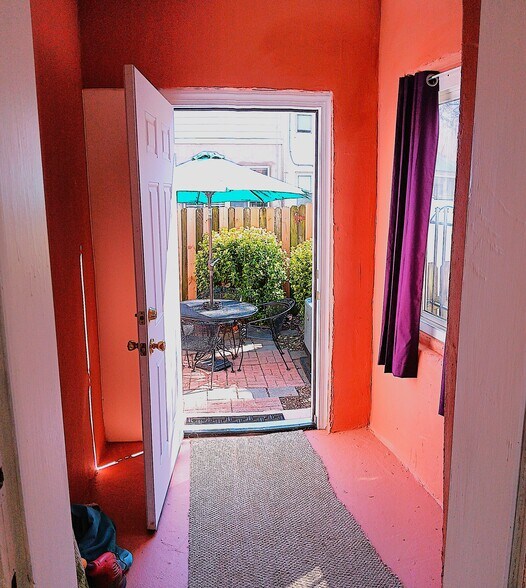 Building Photo - 1017 Hollins St