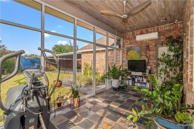 Building Photo - 708 Kiwi Ave