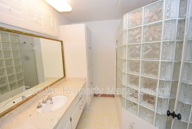 Building Photo - 1335 Lawrence Way