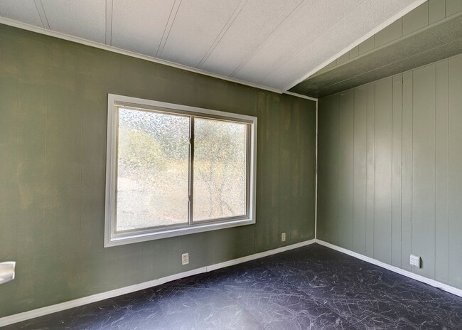 Building Photo - 3 Bed  2 Bath Pet Friendly Home