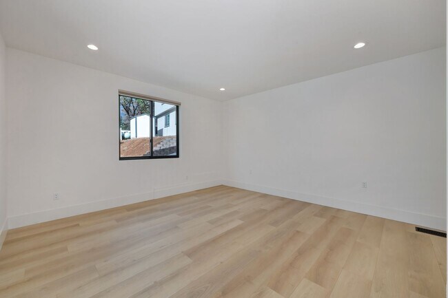 Building Photo - Waterfront 4 bed 4 bath 3,887 sq. ft.