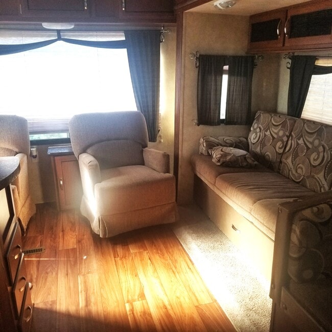 Building Photo - 218 W Carson St