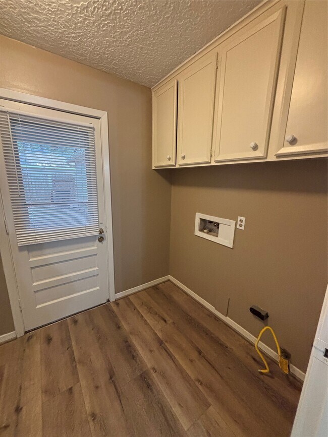 Building Photo - 15702 Oxenford Dr