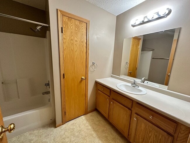 Building Photo - Beauting 2 Bed Town Home for Rent