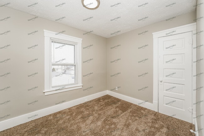 Building Photo - 908 W 20th St