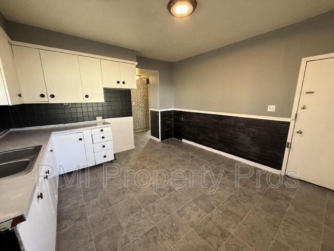 Building Photo - 1114 W Keefe Ave