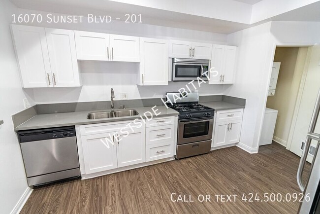 Building Photo - 16070 W Sunset Blvd