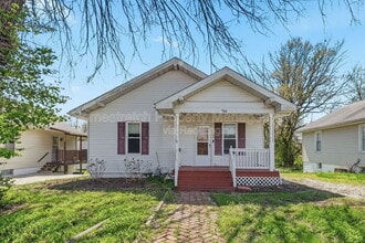 Building Photo - 704 W Johnson St