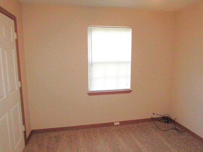 Building Photo - Available 11/17 – Spacious 2/2 Duplex with...