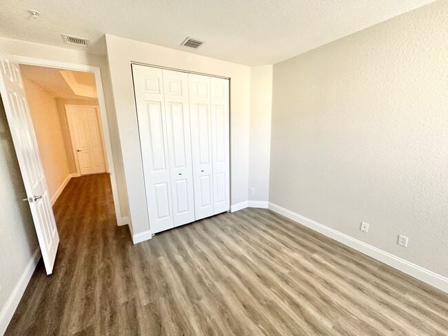 Building Photo - ** MARIPOSA ** 3 + DEN / 2.5 BATH - 2 CAR ...