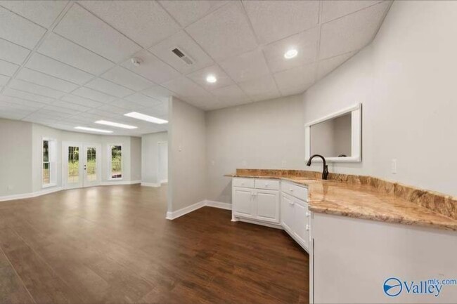 Building Photo - 104 Elm Cove