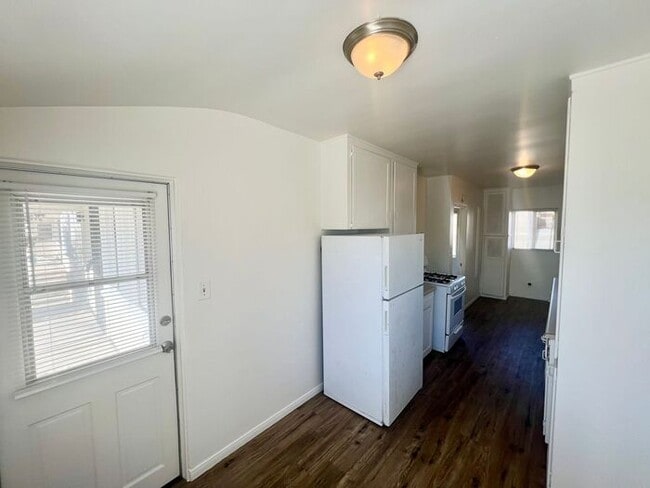 Building Photo - Charming Upstairs 2BR/1BA Apartment in Nor...