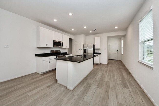 Building Photo - 18010 Whitetail Run Ln