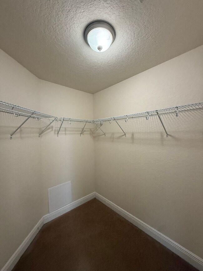 Building Photo - Three bedroom two bathroom BH Home