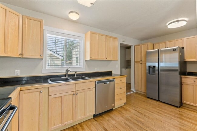 Building Photo - Remodeled 5 Bedroom Home Close to Boise St...