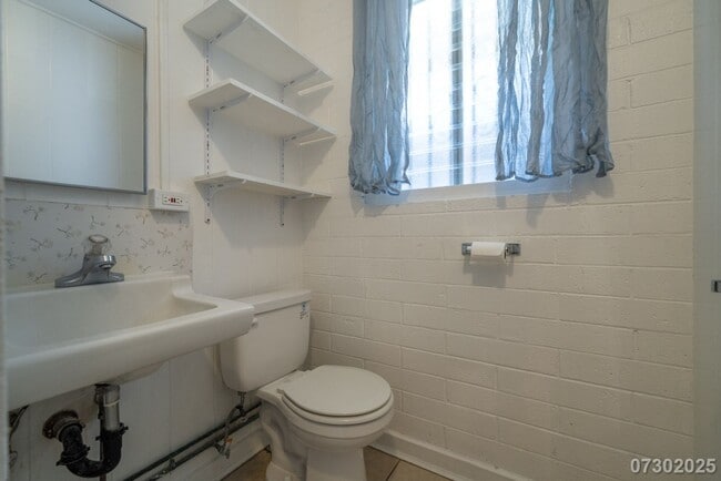 Building Photo - Conveniently Located Moi'ili'ili Apt. near...