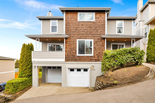 Primary Photo - Light and Bright Cheery Beacon Hill Home