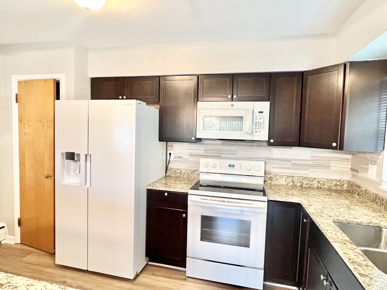 Building Photo - 2385 Van Leunen Dr