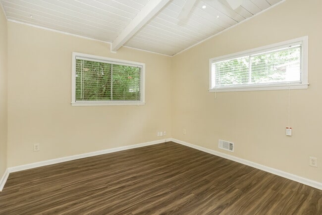 Building Photo - 2410 Ridgeway Dr