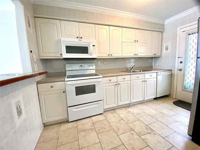 Building Photo - 400 Golden Isles Dr