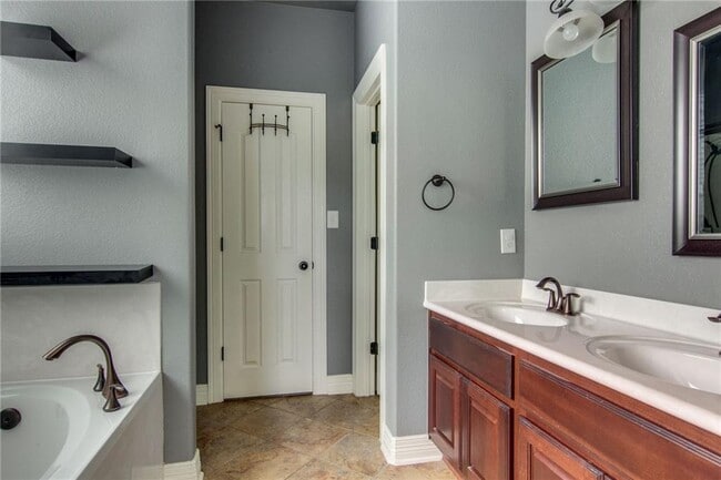 Building Photo - 15400 Interlachen Dr