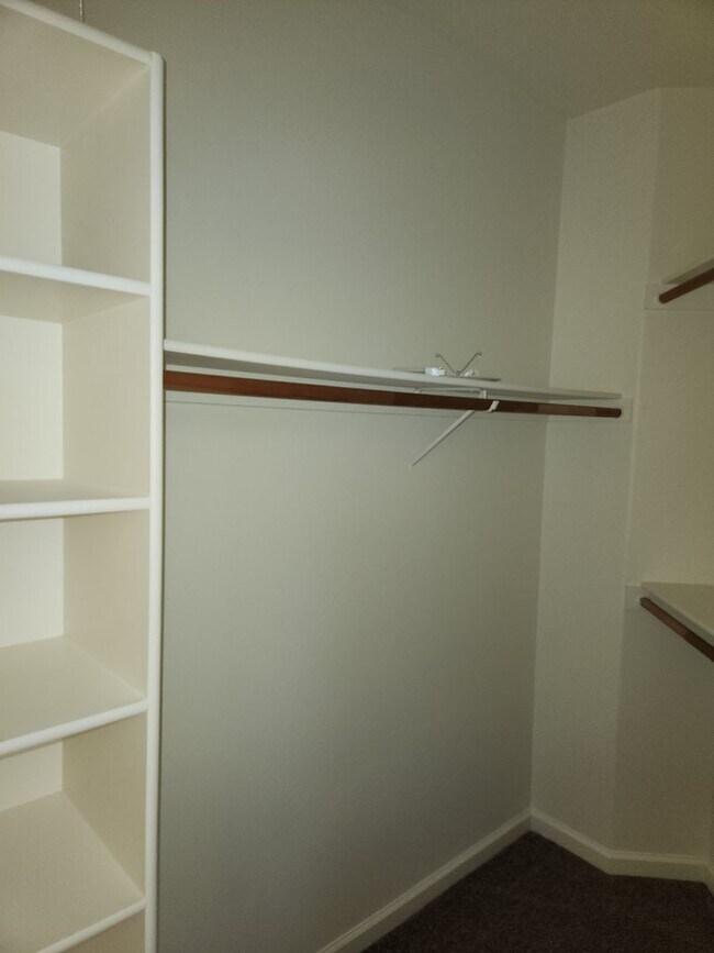 Building Photo - Lovely 3 bedrooms, 2 bathrooms located in ...