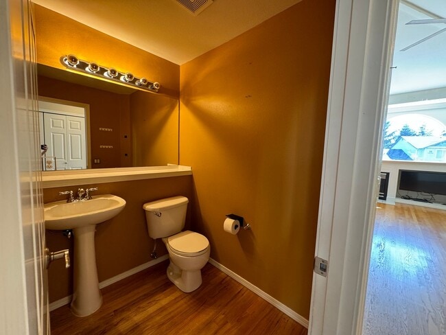 Building Photo - Beautiful 3 bedroom, 2.5 bathroom home in ...