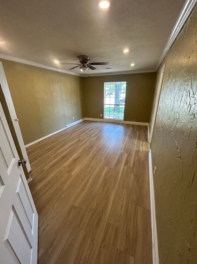 Building Photo - Discover the home and live like royalty!