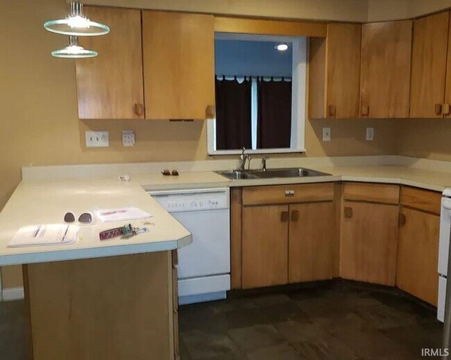 Building Photo - 117 N Hillsdale Dr