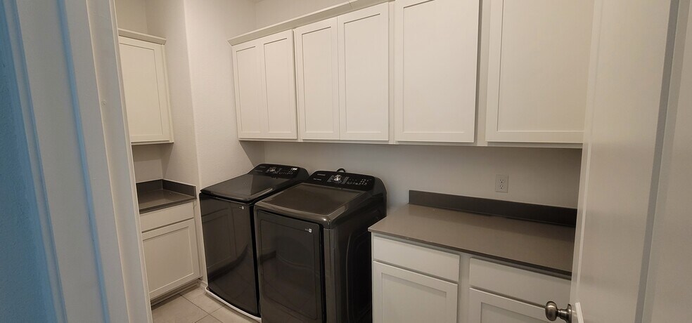 Building Photo - 1100 Winnie Dr