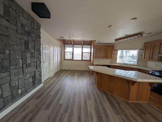 Building Photo - 2410 Wilson Ave