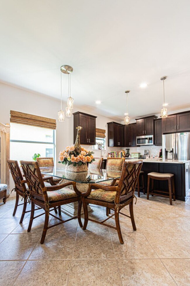 Building Photo - Seasonal Lakeside Luxury Home With Pool in...