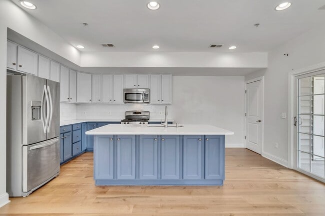 Building Photo - Spacious End Unit with Garage in Gated Com...