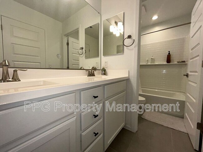 Building Photo - 14118 W Hackamore Dr