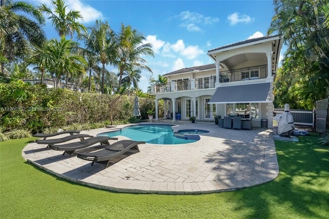 Building Photo - 520 N Pkwy