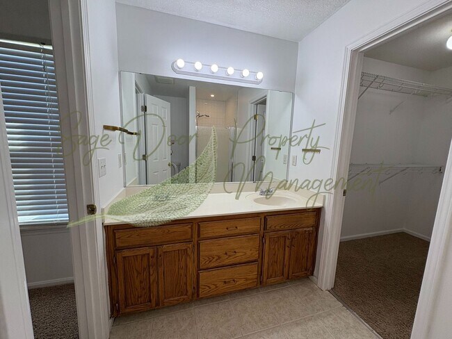 Building Photo - BEAUTIFUL BLUE SPRINGS HOME!!!