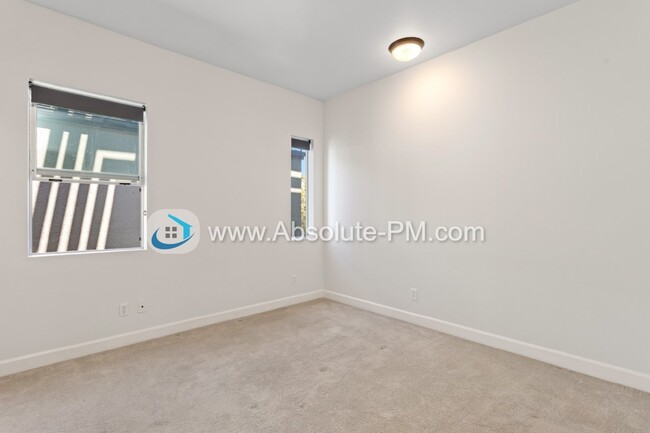 Building Photo - Amazing 2 Bedroom 1.5 Bath Townhome in the...