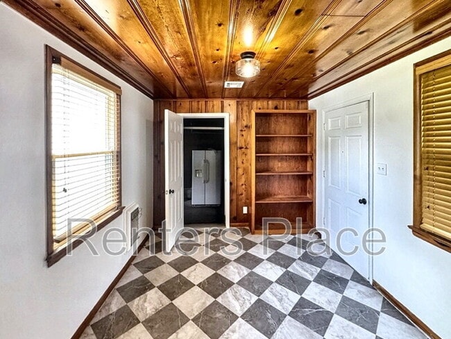 Building Photo - 1506 E 54th St