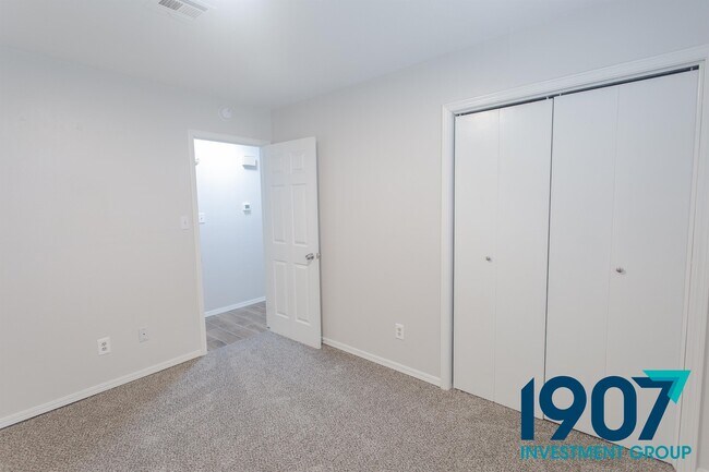 Building Photo - 1524 Oakcliff Rd