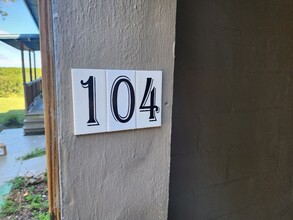 Building Photo - Quaint 1 bed 1bath Apartment